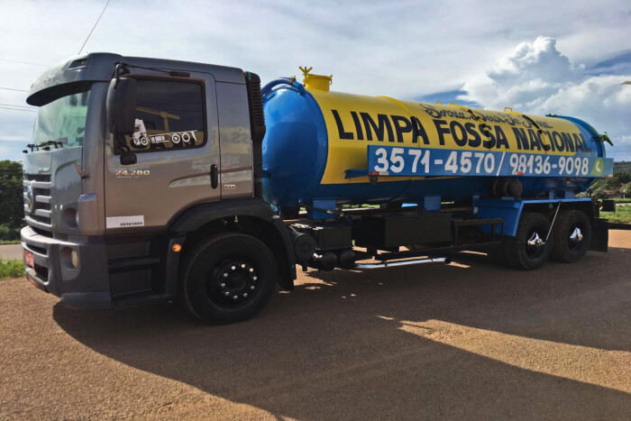 Caminhão novo da empresa limpa fossa atuando na cidade de Palmas