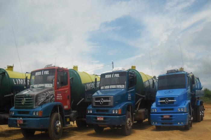Frota de caminhões estacionados pronto para o serviço
